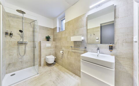 Sunny Terrace Oasis: Pavimentazione, Pavimento, Interior Design, Bagno, Idraulico Fixture, Soffitto, Gabinetto, Idraulico, Camera