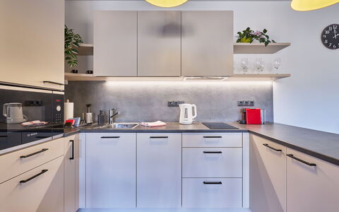Sunny Terrace Oasis: Cucina, Elettrodomestico Da Cucina, Controsoffitto, Cabinetry, Mobilia, Interior Design, Apparecchio Major, Pavimentazione, Legna, Elettrodomestico