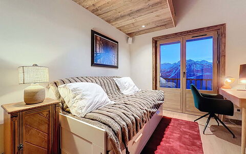 Chalet Shangri-La: Mobilia, Interior Design, Letto, Camera Da Letto, Legna, Soffitto, Pavimento, Camera, Lenzuolo, Pavimentazione