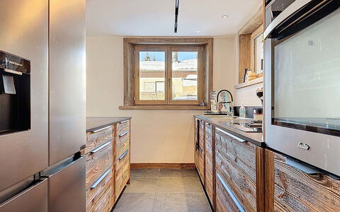 Chalet Shangri-La: Cucina, Controsoffitto, Cabinetry, Legna, Pavimentazione, Elettrodomestico Da Cucina, Mobilia, Apparecchio Major, Elettrodomestico, Interior Design