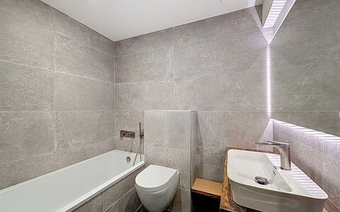 Chalet Shangri-La: Pavimentazione, Parete, Idraulico Fixture, Bagno, Pavimento, Interior Design, Soffitto, Rubinetto, Architettura, Lavello