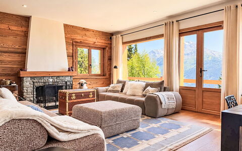 Chalet Shangri-La: Mobilia, Interior Design, Legna, Pavimentazione, Divano, Soggiorno, Pavimento, Camera, Soffitto, Casa