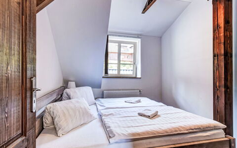 Zadov: Camera Da Letto, Pavimentazione, Legna, Pavimento, Letto, Mobilia, Interior Design, Soffitto, Bedding, Lenzuolo