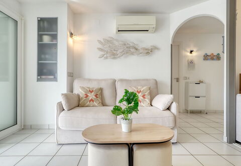 Port Empuries 31-33: Mobilia, Interior Design, Parete, Divano, Pavimentazione, Pavimento, Soggiorno, Soffitto, Camera, Appartamento