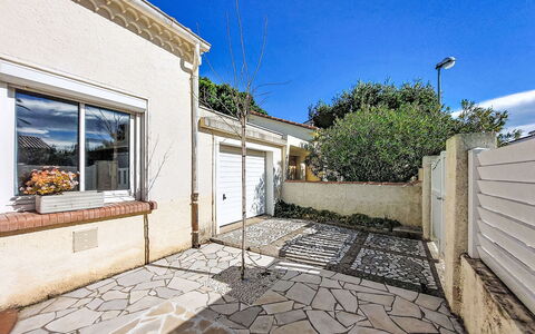 Maison Millet: Zona Residenziale, Flagstone, Driveway, Shade, Calcestruzzo, Passerella, Giardino, Landscaping, Marciapiede, Design