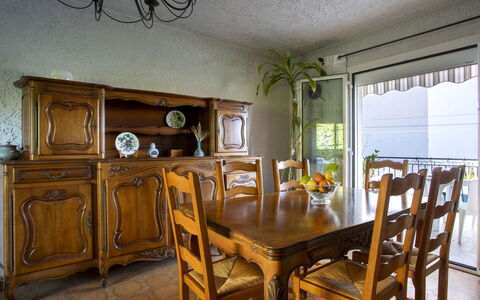 Maison Valensole: Mobilia, Interior Design, Legna, Pavimentazione, Tavolo, Camera, Sala Da Pranzo, Illuminazione, Pavimento, Sedia