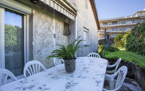 Maison Valensole: Mobili Da Esterno, Shade, Vaso Di Fiori, Giardino, Sedia, Balcone, Pianta Della Casa, Calcestruzzo, Cortile, Tavolo Esterno