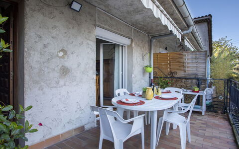 Maison Valensole: Mobilia, Mobili Da Esterno, Vaso Di Fiori, Sedia, Tavolo Esterno, Pianta Della Casa, Backyard, Balcone, Shade, Cucina & Sala Da Pranzo Tavolo