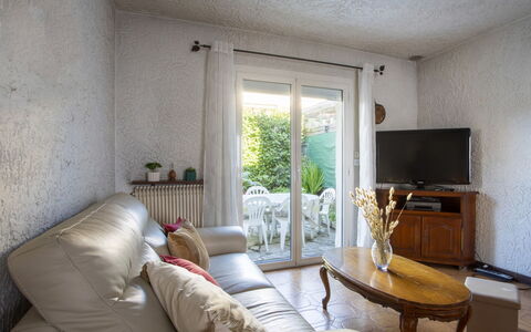 Maison Valensole: Mobilia, Interior Design, Pavimentazione, Pavimento, Camera, Soffitto, Soggiorno, Casa, Divano, Vaso Di Fiori