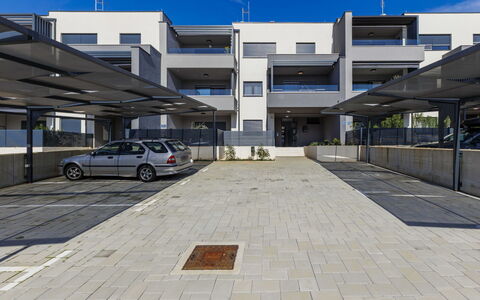 Vesna: Urban Design, Materiale Composito, Appartamento, Parcheggio, Condominio, Shade, Brutalismo, Alluminio, Acciaio, Balcone