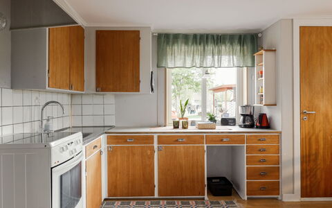 Hönetorpet: Cucina, Elettrodomestico Da Cucina, Controsoffitto, Cabinetry, Apparecchio Major, Pavimentazione, Legna, Lavandino Della Cucina, Interior Design, Pavimento