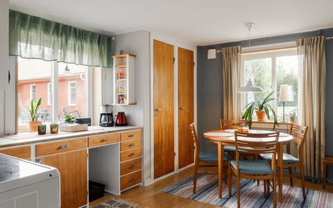 Hönetorpet: Mobilia, Interior Design, Pavimentazione, Legna, Cabinetry, Pavimento, Cucina, Soffitto, Controsoffitto, Camera