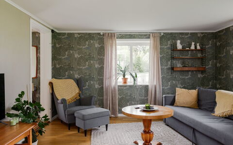 Hönetorpet: Mobilia, Interior Design, Pavimentazione, Parete, Legna, Pavimento, Soffitto, Soggiorno, Tavolo, Camera