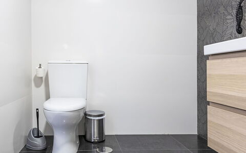Camino del Río - Caminito del Rey: Toilet Seat, Gabinetto, Bagno, Idraulico Fixture, Pavimentazione, Pavimento, Interior Design, Idraulico, Piastrella, Mobiletto Del Bagno