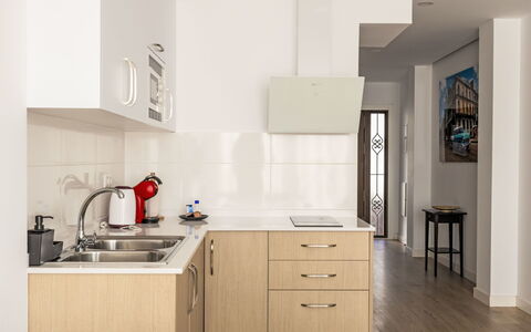 Camino del Río - Caminito del Rey: Cucina, Controsoffitto, Mobilia, Elettrodomestico Da Cucina, Cabinetry, Apparecchio Major, Legna, Pavimentazione, Interior Design, Lavello