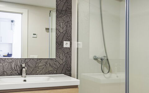 Camino del Río - Caminito del Rey: Bagno, Lavandino Del Bagno, Idraulico Fixture, Interior Design, Specchio, Parete, Pavimentazione, Lavello, Mobiletto Del Bagno, Pavimento
