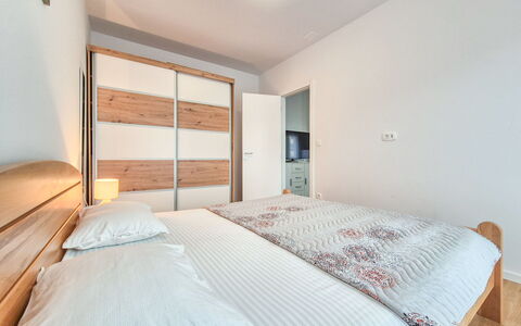 Marija: Letto, Interior Design, Camera Da Letto, Mobilia, Legna, Soffitto, Bedding, Lenzuolo, Pavimento, Pavimentazione