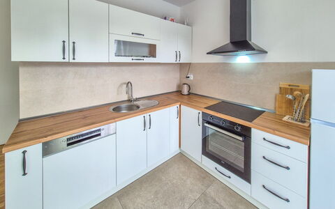 Marija: Controsoffitto, Cucina, Pavimentazione, Cabinetry, Legna, Apparecchio Major, Elettrodomestico Da Cucina, Pavimento, Interior Design, Camera