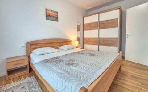 Marija: Letto, Mobilia, Camera Da Letto, Interior Design, Bedding, Lenzuolo, Pavimentazione, Pavimento, Camera, Legna