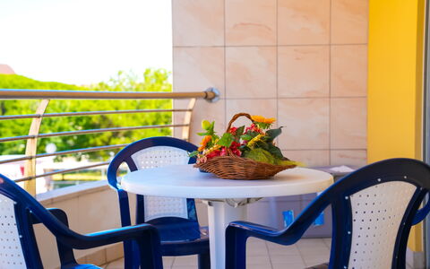 Residence Villarosa Pool and Beach: Mobilia, Mobili Da Esterno, Sedia, Balcone, Tavolo Esterno, Bracciolo, Tavolino Da Caffè, Eco Hotel