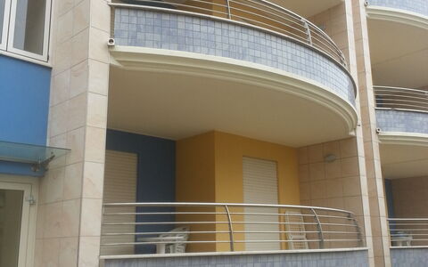 Residence Villarosa Pool and Beach: Appartamento, Balcone, Bicchiere, Shade, Corrimano, Illuminazione Diurna, Porta A Casa