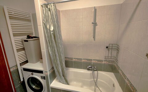 Holyday Home Midas: Idraulico Fixture, Pavimentazione, Vasca Da Bagno, Pavimento, Bagno, Interior Design, Idraulico, Rubinetto, Piastrella, Camera