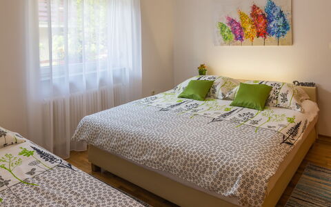 Holyday Home Midas: Letto, Bedding, Mobilia, Interior Design, Camera Da Letto, Lenzuolo, Biancheria, Camera, Pavimento, Tessile