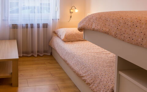 Holyday Home Midas: Letto, Camera Da Letto, Bedding, Lenzuolo, Parete, Interior Design, Mobilia, Pavimento, Legna, Camera