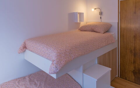 Holyday Home Midas: Letto, Mobilia, Camera Da Letto, Interior Design, Parete, Lenzuolo, Bedding, Pavimento, Legna, Biancheria