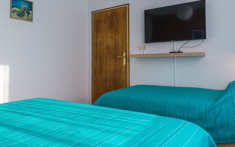 Holyday Home Midas: Mobilia, Interior Design, Letto, Pavimento, Camera Da Letto, Pavimentazione, Legna, Bedding, Lenzuolo, Camera