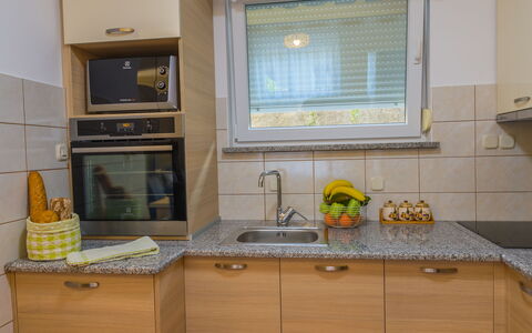 Holyday Home Midas: Cucina, Controsoffitto, Elettrodomestico Da Cucina, Lavandino Della Cucina, Apparecchio Major, Interior Design, Cabinetry, Legna, Pavimentazione, Idraulico Fixture