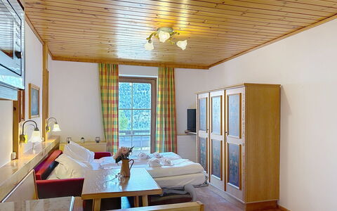 Sankt Michael im Lungau 100: Interior Design, Mobilia, Pavimento, Camera, Soffitto, Sedia, Appartamento, Color Legno, Cornice, Latifoglie