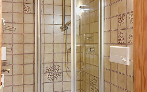 Sankt Michael im Lungau 100: Pavimentazione, Bagno, Interior Design, Pavimento, Idraulico Fixture, Camera, Idraulico, Soffitto, Doccia, Piastrella