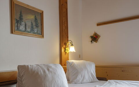 Sankt Michael im Lungau 100: Legna, Soffitto, Camera, Latifoglie, Color Legno, Telaio Del Letto, Lampada, Vernice, Lampada, Letto
