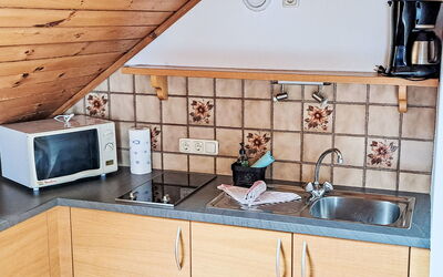 Katschberg 21 100.5: Cucina, Legna, Controsoffitto, Pavimentazione, Interior Design, Elettrodomestico Da Cucina, Lavandino Della Cucina, Pavimento, Mobilia, Cabinetry