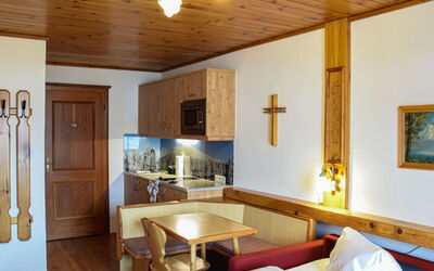 Katschberg 18 100.2: Soffitto, Interior Design, Camera, Color Legno, Latifoglie, Cornice, Lampada, Vernice, Televisione