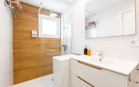 El Faro Ii: Pavimentazione, Pavimento, Interior Design, Idraulico Fixture, Mobiletto Del Bagno, Cabinetry, Bagno, Specchio, Idraulico, Lavandino Del Bagno