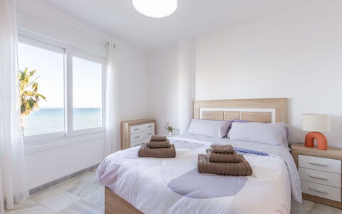 El Faro Ii: Mobilia, Legna, Camera Da Letto, Letto, Pavimento, Bedding, Lenzuolo, Biancheria, Telaio Del Letto, Pavimento In Legno