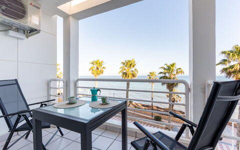 El Faro Ii: Mobilia, Interior Design, Sedia, Appartamento, Balcone, Mare, Bicchiere, Shade, Cucina & Sala Da Pranzo Tavolo, Tavolino Da Caffè