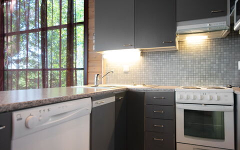 Tiirinniemi 27 a: Cucina, Controsoffitto, Elettrodomestico Da Cucina, Lavandino Della Cucina, Cabinetry, Apparecchio Major, Pavimentazione, Interior Design, Legna, Mobilia