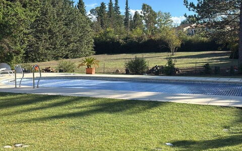 La Maisonnette: Prato, Giardino, Shade, Parco, Landscaping, Sempreverde, Cortile, Backyard, Ombra