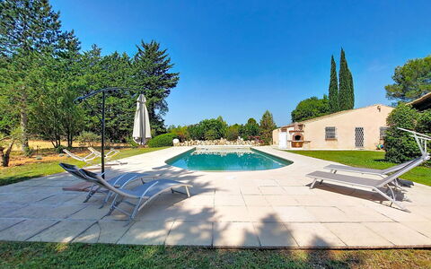 La Maisonnette: Blu, Albero, Shade, Landscaping, Giardino, Estate, Piscina, Prato, Cortile, Sempreverde