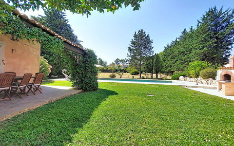 La Maisonnette: Albero, Erba, Giardino, Arbusto, Paesaggio, Prato, Lotto, Groundcover