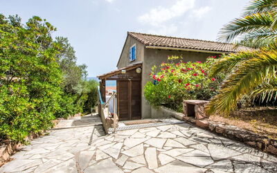 Sainte Lucie Porto Vecchio 700: Flagstone, Landscaping, Shade, Giardino, Cobblestone, Estate, Driveway, Eco Hotel, Passerella