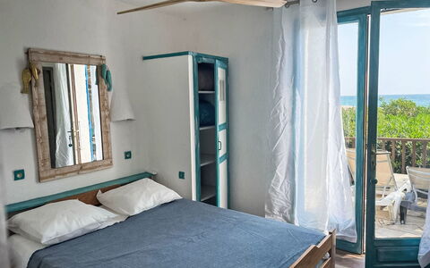 Casa Blue: Mobilia, Legna, Camera Da Letto, Letto, Sedia, Pavimento, Biancheria, Mare, Bedding, Lenzuolo