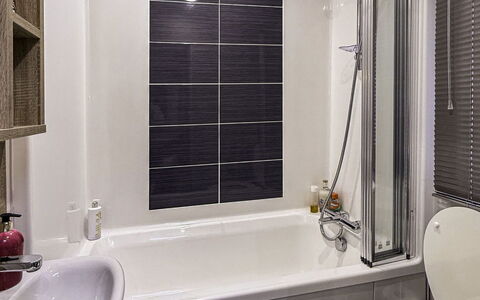Lighthouse View: Bagno, Idraulico Fixture, Toilet Seat, Vasca Da Bagno, Gabinetto, Pavimentazione, Interior Design, Pavimento, Lavello, Rubinetto