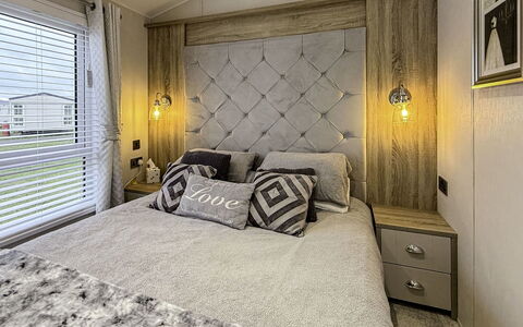 Lighthouse View: Mobilia, Letto, Interior Design, Camera Da Letto, Bedding, Lenzuolo, Legna, Soffitto, Pavimentazione, Biancheria