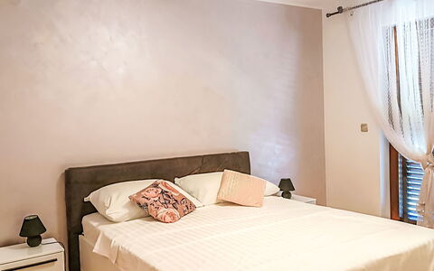 Villa Križanci: Mobilia, Letto, Parete, Interior Design, Camera Da Letto, Legna, Lenzuolo, Bedding, Pavimento, Pavimentazione