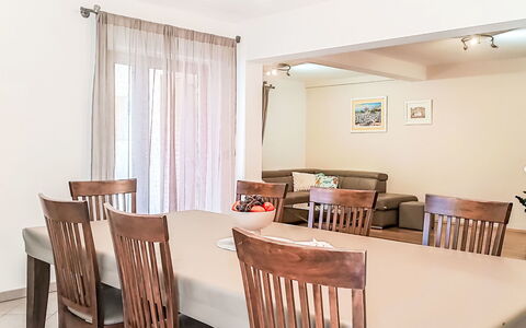 Villa Križanci: Mobilia, Interior Design, Pavimentazione, Pavimento, Tavolo, Legna, Cucina & Sala Da Pranzo Tavolo, Soffitto, Sala Da Pranzo, Sedia