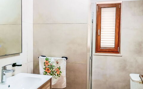 Villa Križanci: Pavimentazione, Pavimento, Idraulico Fixture, Bagno, Interior Design, Idraulico, Rubinetto, Specchio, Lavello, Camera